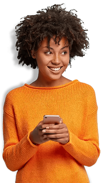 Blije-vrouw-met-telefoon-in-hand