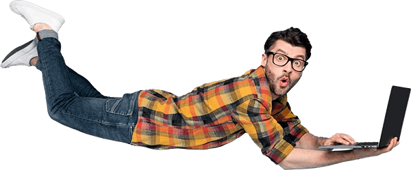 man-liggend-op-buik-met-laptop-in-hand