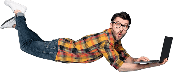 man-liggend-op-buik-met-laptop-in-hand