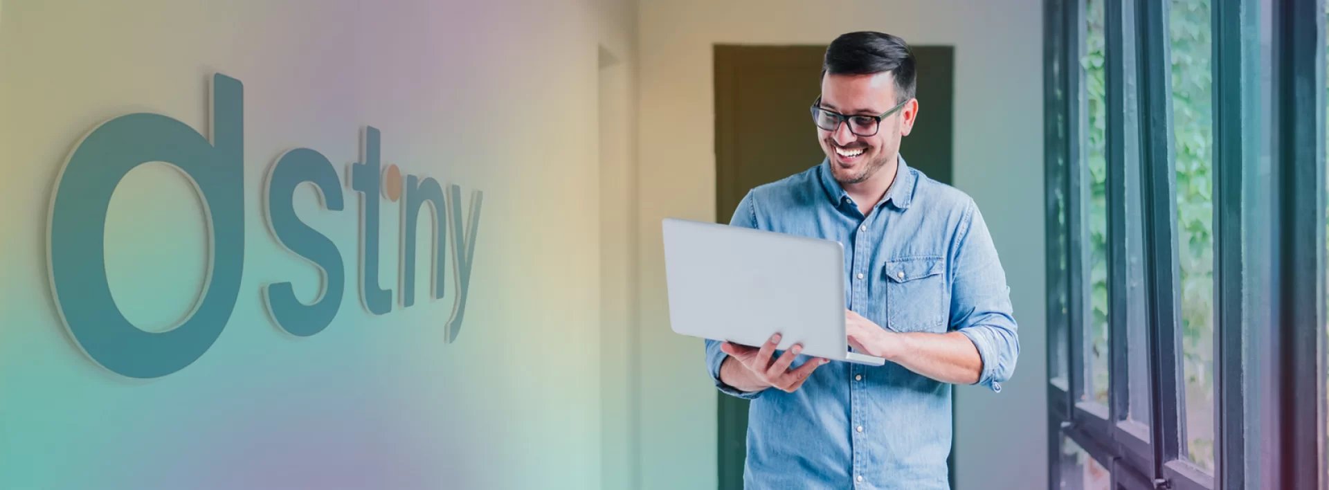 Dstny Man met Laptop