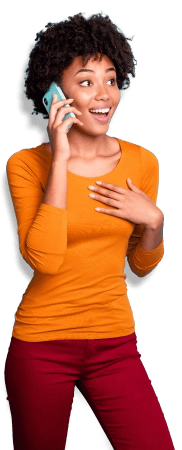 Blije-vrouw-met-telefoon-in-hand