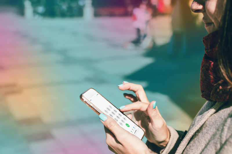 vrouw-met-telefoon